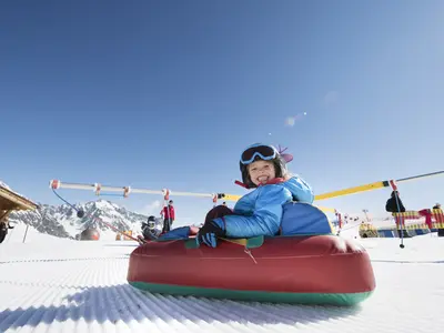 Schneekarussell für Kinder am Stubaier Gletscher © Stubaier Gletscher / Andre Schönherr