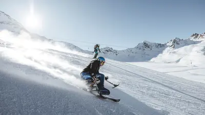 Monoskifahrer am Kaunertaler Gletscher