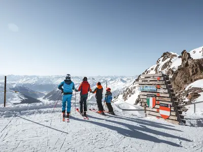 An der Bergstation der Karlesjochbahn findet man die Aussichtsplattform Dreiländerblick © TVB Tiroler Oberland | Roman Huber