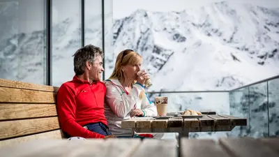 Pause auf der Terrasse der Sunna-Hütte