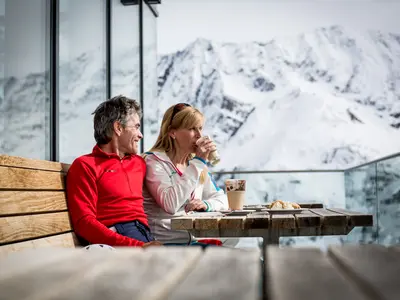 Pause auf der Terrasse der Sunna-Hütte © Pitztaler Gletscher - Daniel Zangerl