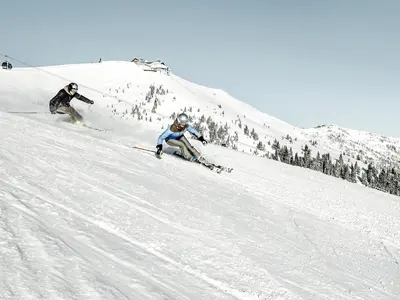 Skifahrer am Gipfel vom Schmitten © Schmittenhöhebahn AG