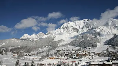 Blick auf Skigebiet und Ort Ramsau am Dachstein