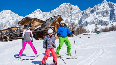 Familie beim Skifahren in Ramsau am Dachstein