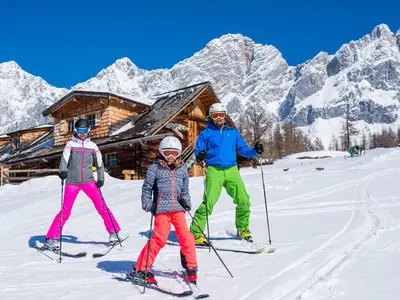 Familie beim Skifahren in Ramsau am Dachstein © Ramsau am Dachstein