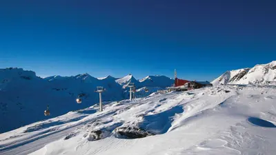 Bergstation und Gondelbahn Eissee auf 2.800 Metern im Skigebiet Mölltaler Gletscher