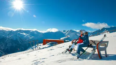 Paar bei einer Skipause am Stubnerkogel