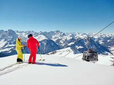Skifahrer vor einer Gondel im Skigebiet Diedamskopf © Diedamskopf Alpin Tourismus GmbH & Co KG, Foto: Alex Kaiser