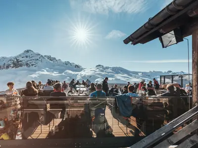 Einkehr auf der Vinnova Terrasse © Silvretta Montafon / Philipp Schilcher