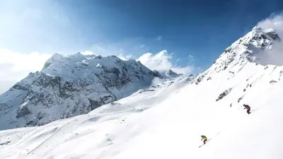 Zwei Skifahrer im Pulverschnee am Nidlahang in Gargellen
