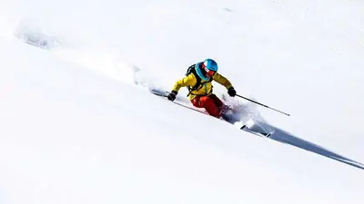 Skifahrer im Tiefschnee in Gargellen