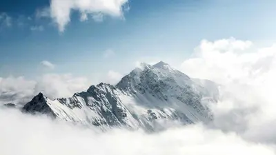 Wolkenverhangene Gipfel der Bergwelt Gargellen
