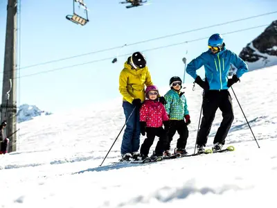 Eltern mit zwei Kindern beim Skifahren in Gargellen © Gargellner Bergbahnen GmbH und Co KG