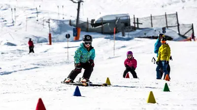 Kind beim Slalomfahren in der Skischule Gargellen