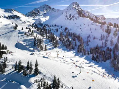 Kaiblingalm, Skifahren im Schneetunnel auf der längsten Funslope Österreichs © Josh Absenger