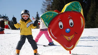 Kinder lernen das Skifahren auf der Reiteralm