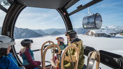 Mit den Rodeln rauf auf den Berg
