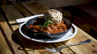 Deftige Mahlzeiten gibt es auf den Hütten am Loser.