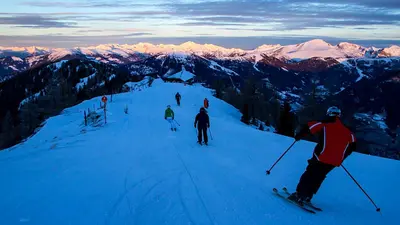 Skifahren am frühen Morgen