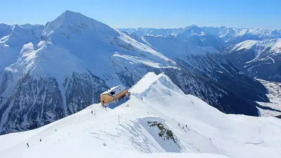 Blick auf eine Berghütte im Skigebiet Ankogel