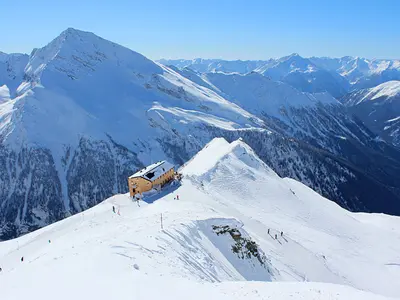 Blick auf eine Berghütte im Skigebiet Ankogel © www.schultz-ski.at