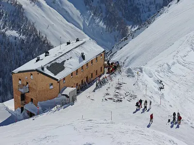 Einkehr in der gemütlichen Berghütte © www.schultz-ski.at