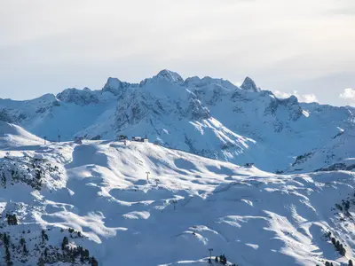 Skigebiet Warth-Schröcken mit Lechquellengebirge © Bregenzerwald Tourismus / Michael Meusburger