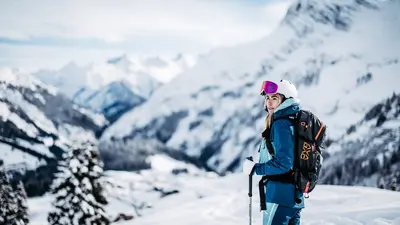 Freeriderin in der Arlberger Bergwelt