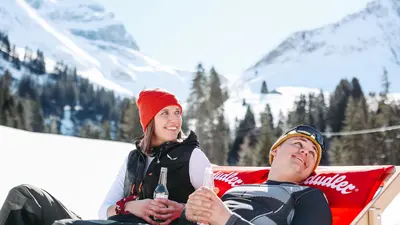 Sonnenpause im Skigebiet