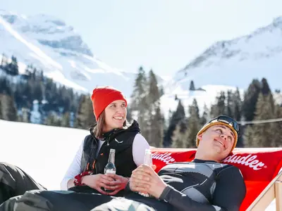 Ein Paar entspannt während eines Skitages in Warth-Schröcken © Frederick Sams / www.sams-foto.com
