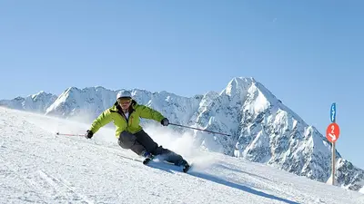 Skifahrer auf roter Piste am Sonnenkopf