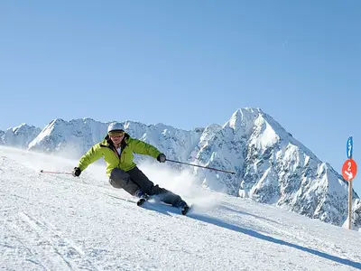 Skifahrer auf roter Piste am Sonnenkopf © Klostertaler Bergbahnen