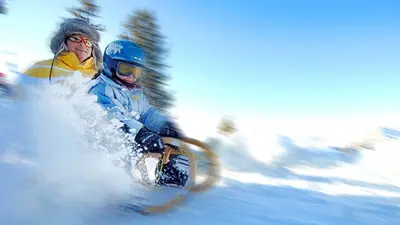 Mutter und Kind beim Rodeln am Sonnenkopf