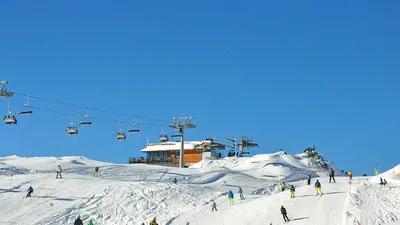 Blick auf Sessellift, Piste und Bergrestaurant am Sonnenkopf