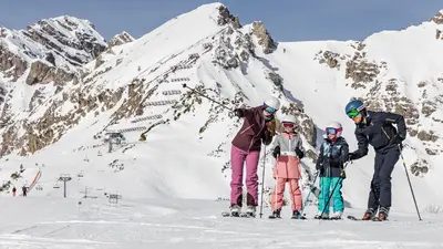 Familie beim Skifahren im Brandnertal