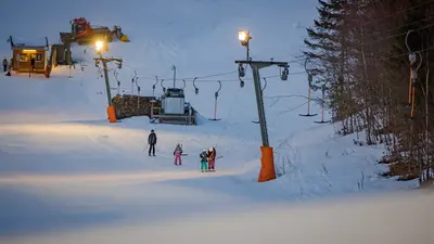 Blick auf den Schlepplift beim Nachtskilauf im Brandnertal
