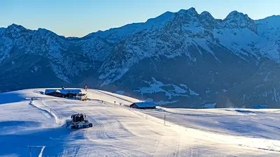 Blick zur Bergstation des Skigebiets Almenwelt Lofer