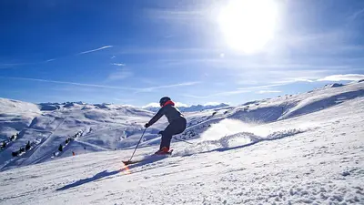 Skifahrer auf der Piste Frühmesser X-press in der Wildkogel-Arena