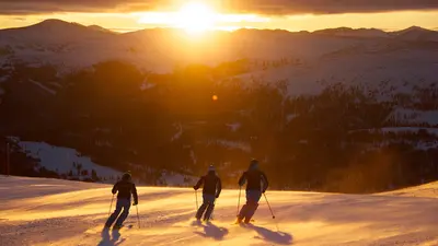 Skifahrer beim Sonnenaufgang