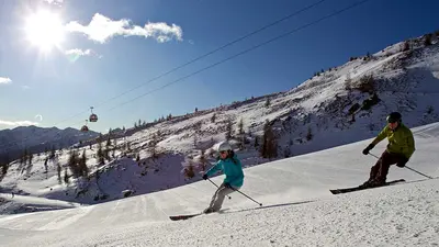 Zwei Skifahrer in Sillian Hochpustertal