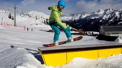 Snowboarder auf Obstacle im Snowpark in Sillian Hochpustertal
