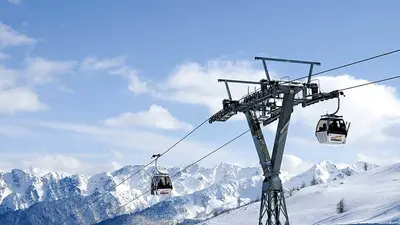 Blick auf zwei Gondeln in Sillian Hochpustertal