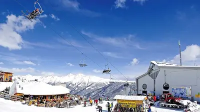 Blick auf die Bergstation Sillian Hochpustertal mit Hütte und Pistenraupe