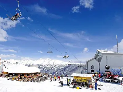 Blick auf die Bergstation Sillian Hochpustertal mit Hütte und Pistenraupe © schultz-ski.at