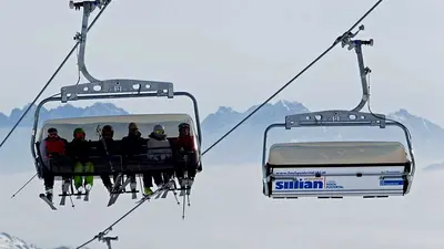 Leere und volle Sesselbahn in Sillian Hochpustertal