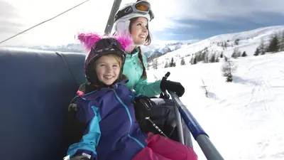 Familie im Skigebiet Sillian Hochpustertal