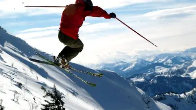 Skifahrer beim Freestyle in Hochkössen