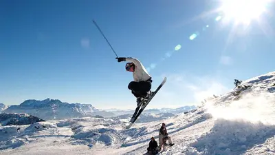 Skifahrer im Tiefschnee in Hochkössen
