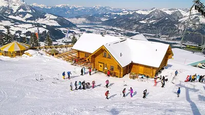 Blick auf die Bärenhütte auf 1.500 m in Hochkössen