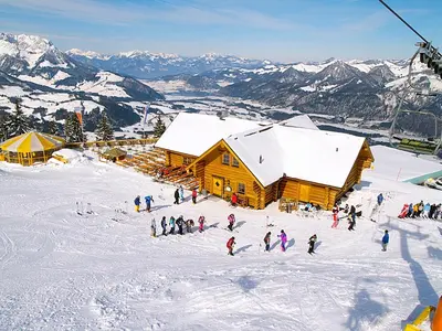 Blick auf die Bärenhütte auf 1.500 m in Hochkössen © Marketing Bergbahnen Hochkössen